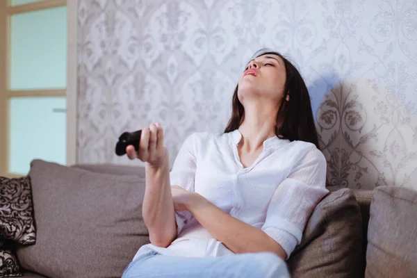 Giovane Stanca Dopo Lavoro Donna Sembra Addormentata Sera Davanti Alla — Foto Stock