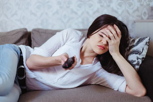 Young Woman Watching Shocking News Tonight — Stock Photo, Image