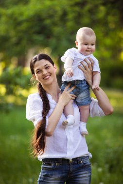 Anne doğanın ellerinde küçük bir oğul tutuyor. Çocukla yürü..