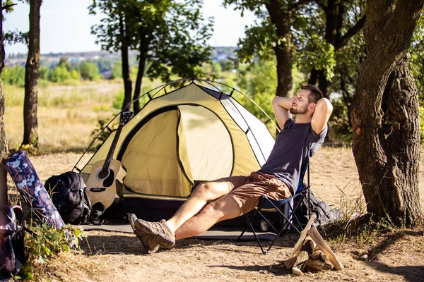 Een Man Rust Buurt Van Een Tent Een Klapstoel Het — Stockfoto