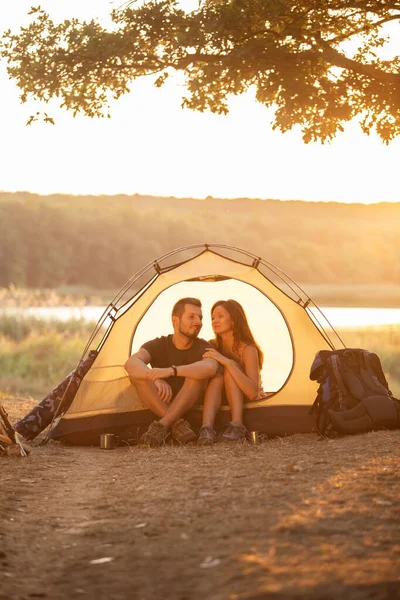 Een Man Een Vrouw Zitten Bij Zonsondergang Een Tent Huwelijksreis — Stockfoto