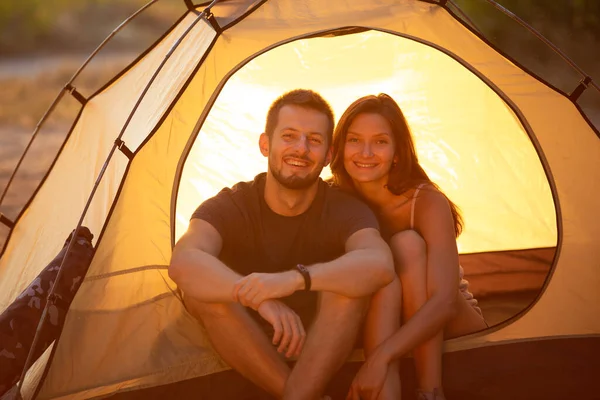 Een Man Een Vrouw Zitten Bij Zonsondergang Een Tent Huwelijksreis — Stockfoto