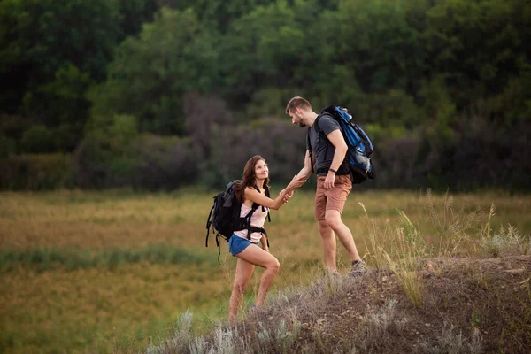 Homme Une Femme Font Randonnée Dans Les Montagnes Avec Des — Photo