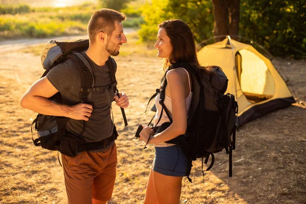 Een Man Een Vrouw Tijdens Een Wandeltocht Met Rugzakken Bij — Stockfoto