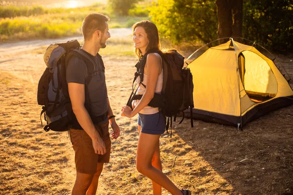 Een Man Een Vrouw Tijdens Een Wandeltocht Met Rugzakken Bij — Stockfoto