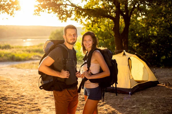 Een Man Een Vrouw Tijdens Een Wandeltocht Met Rugzakken Bij — Stockfoto