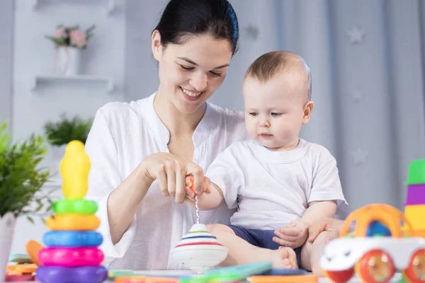 Mamá Hijo Pequeño Están Jugando Con Diferentes Juguetes Desarrollo Una —  Fotos de Stock