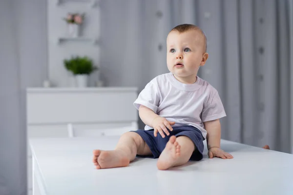 Portret Van Een Kleine Jongen Baby Zit Een Heldere Kamer — Stockfoto