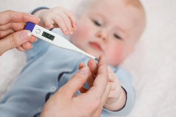 Termometer Close Ibu Mengukur Suhu Anaknya Yang Sakit Anak Sakit — Stok Foto