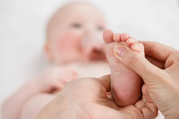 Mãe Faz Uma Massagem Nos Pés Bebé Recém Nascido Cuidados — Fotografia de Stock