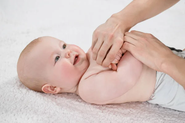 Ärztin Macht Massage Und Gymnastisches Baby Auf Hellem Hintergrund — Stockfoto