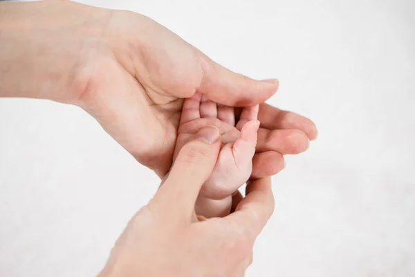 Tangan Kecil Bayi Telapak Tangan Ibu Isolasi Latar Belakang Putih — Stok Foto