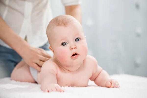 Die Hände Der Mutter Massieren Die Rückenmuskeln Ihres Babys Vorbeugende — Stockfoto