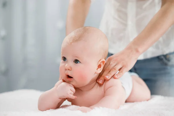 Die Hände Der Mutter Massieren Die Rückenmuskeln Ihres Babys Vorbeugende — Stockfoto