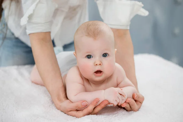 Mãe Faz Ginástica Com Bebé Fundo Luz — Fotografia de Stock