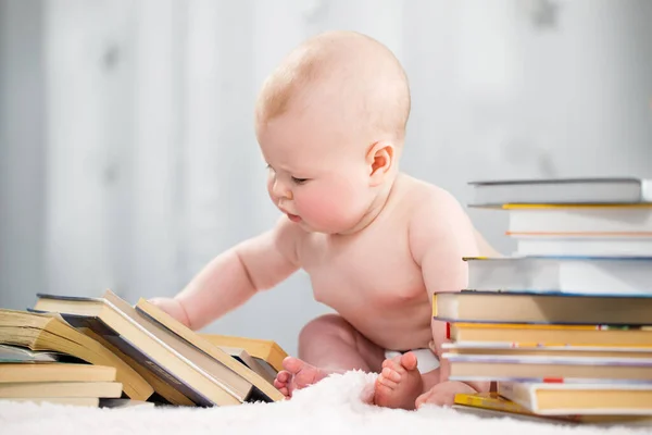 Petit Garçon Regarde Une Pile Livres — Photo