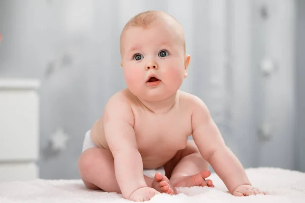 Naakte Baby Een Luier Zit Een Heldere Kamer — Stockfoto