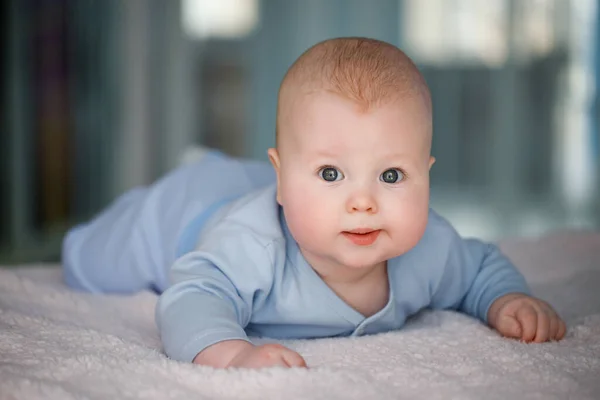 Retrato Menino Que Deita Barriga Terno Azul — Fotografia de Stock