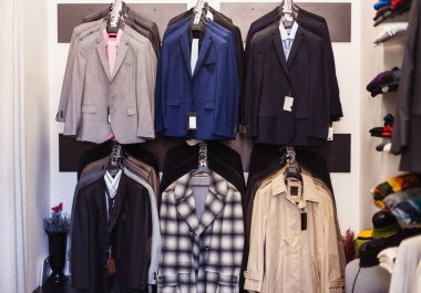 Ceketler erkek giyim butik askı üzerinde