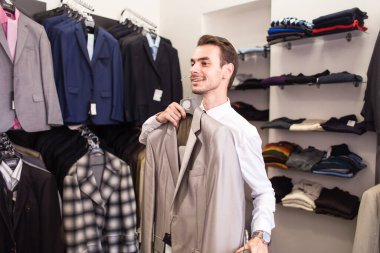 Adam alıcı ceket butik seçer.