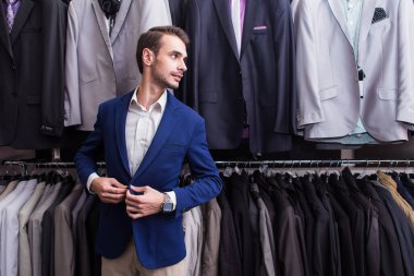 Şık ceketler arka plan üzerinde giyim butik erkekte