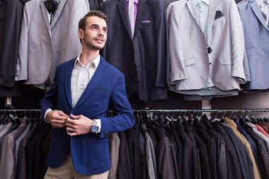 Şık ceketler arka plan üzerinde giyim butik erkekte