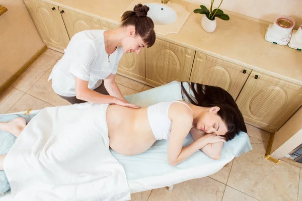 Een Prachtige Zwangere Brunette Met Lang Haar Ligt Haar Zij — Stockfoto