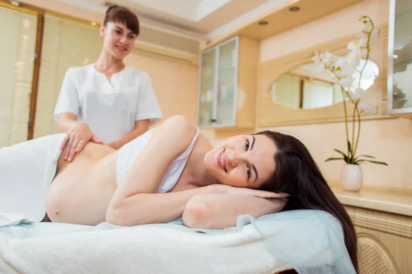 Een Prachtige Zwangere Brunette Met Lang Haar Ligt Haar Zij — Stockfoto