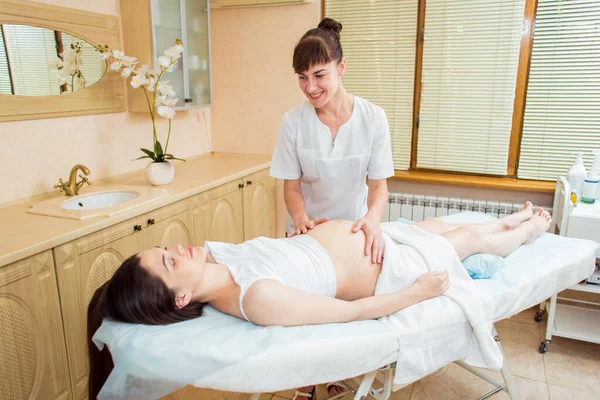 Een Prachtige Zwangere Brunette Met Lang Haar Ligt Haar Zij — Stockfoto