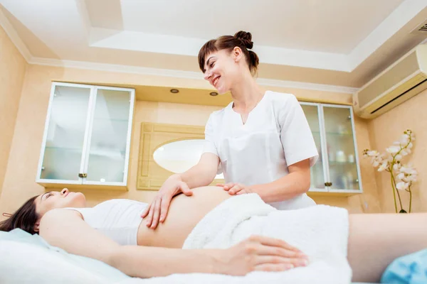 Bella Giovane Donna Medico Massaggiatore Una Stanza Cosmetologia Facendo Massaggio — Foto Stock