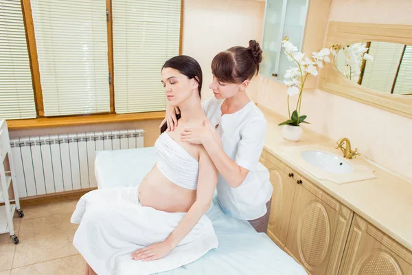 Mooie Zwangere Brunette Vrouw Met Lang Haar Geniet Van Een — Stockfoto
