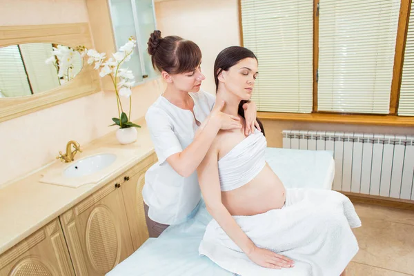 Mooie Zwangere Brunette Vrouw Met Lang Haar Geniet Van Een — Stockfoto