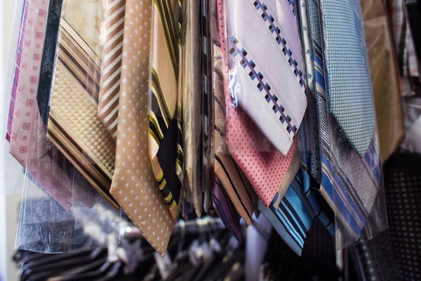 Cravatte Appese Negozio Abbigliamento Uomo — Foto Stock