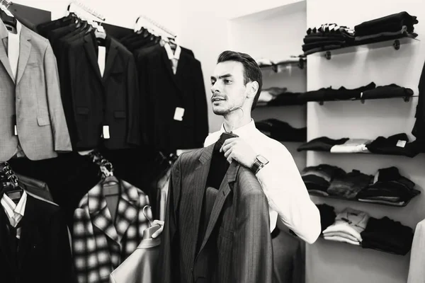 Acquirente Uomo Sceglie Giacca Boutique — Foto Stock