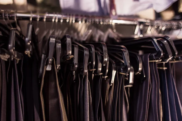 Herenbroek Hangend Aan Hangers Herenkleding Boetiek — Stockfoto