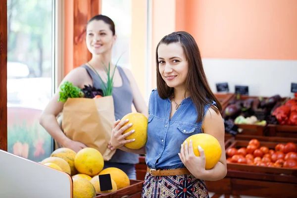 Hermosa Joven Mujer Elige Melones Una Tienda Verduras —  Fotos de Stock