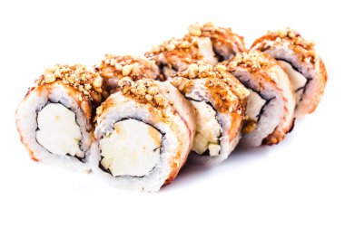 Suşi beyaz arka planda izole edilmiş. Geleneksel Japon mutfağı