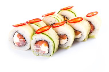 Suşi beyaz arka planda izole edilmiş. Geleneksel Japon mutfağı
