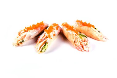 Beyaz arka planda sebzeli pirinç kağıtları ve deniz ürünleri izole edilmiş. Geleneksel Japon mutfağı