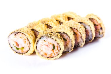 Suşi beyaz arka planda izole edilmiş. Geleneksel Japon mutfağı