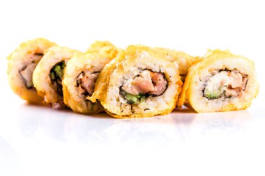 Suşi beyaz arka planda izole edilmiş. Geleneksel Japon mutfağı