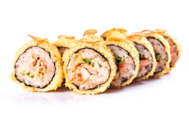 Suşi beyaz arka planda izole edilmiş. Geleneksel Japon mutfağı