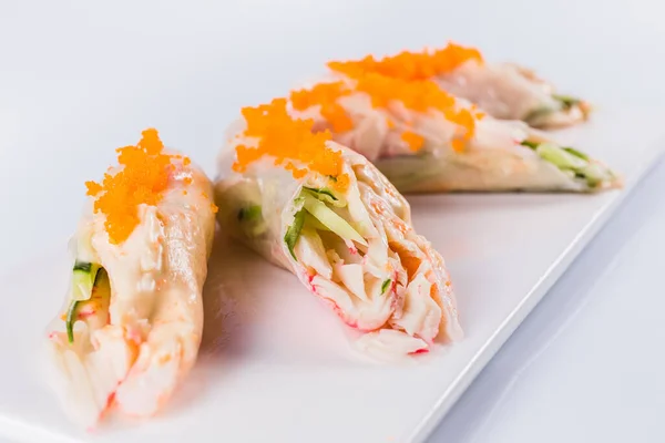 Rollos Papel Arroz Con Verduras Mariscos Sobre Fondo Blanco Aislado — Foto de Stock