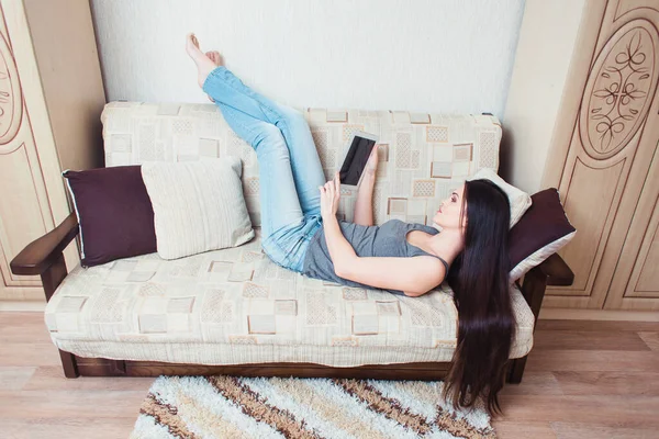 Jong Mooi Brunette Werken Tablet Thuis — Stockfoto