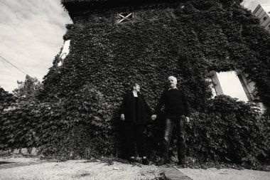 Sonbahar parkında yürüyen yaşlı bir çift. Siyah beyaz fotoğraf.