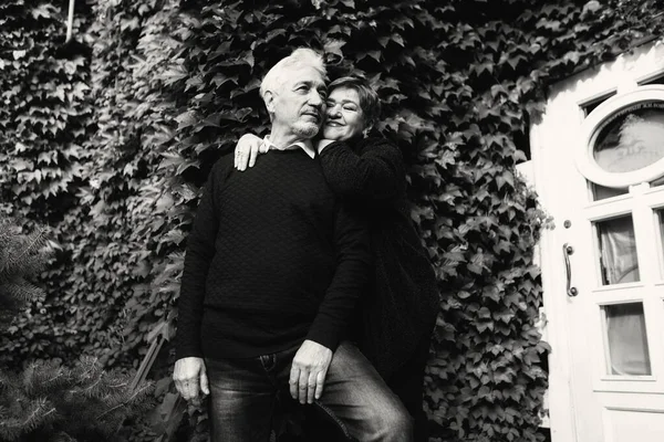 Starší Zamilovaný Pár Procházející Podzimním Parku Starší Lidé Objímají Černobílá — Stock fotografie