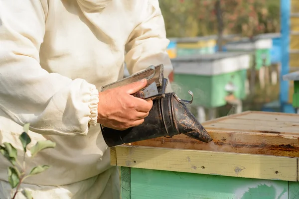 Raucher-Imker-Werkzeug, um Bienen vom Stock fernzuhalten. Imker — Stockfoto