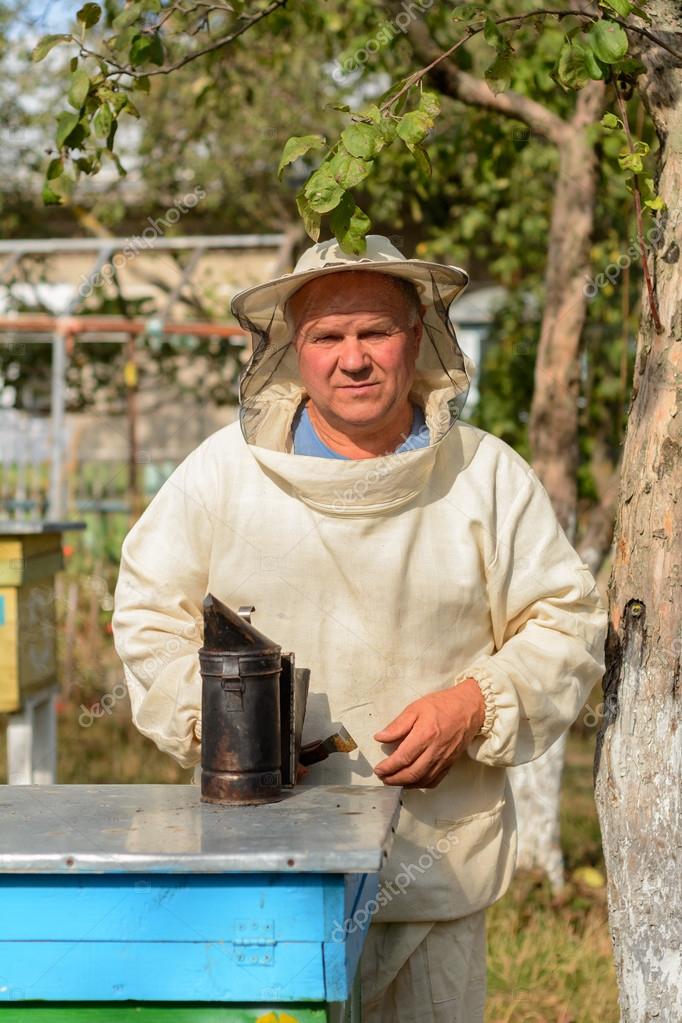 imker bijenkasten in de bijenteelt in