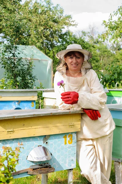 Ritratto di apicoltore donna con fiore — Foto Stock