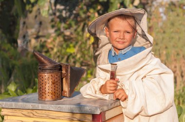 Arı kovanı, kovan arılar için sigara içen ile çalışır bir gencin portresi arıcı